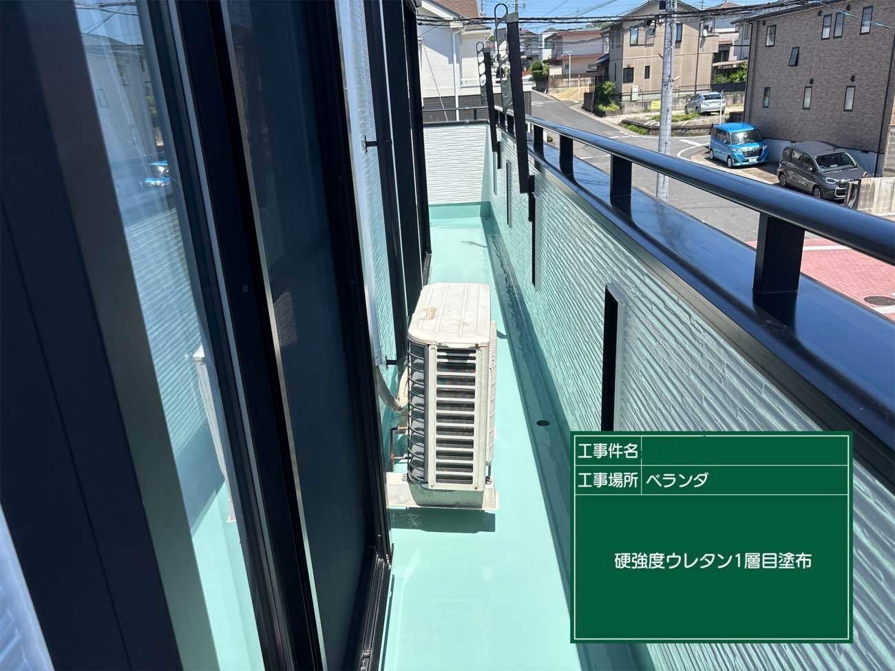 室外機を専用の架台で持ち上げている